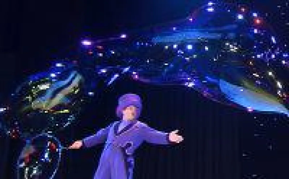 Beeindruckende Seifenblasenshow zeigte Künstler auf Weihnachtsfeier der Firma