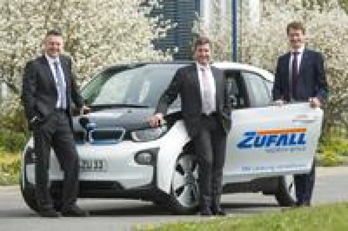 Begeistern Mitarbeiter für CO2-Einsparungen: das erste Elektro-Auto in der ZUFALL logistics group –