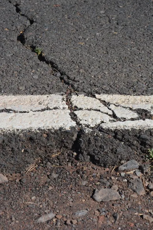 Typische Asphalt-Schäden auf der Straße (TU Wien)