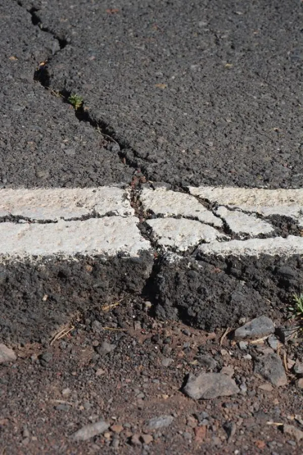 Typische Asphalt-Schäden auf der Straße (TU Wien)