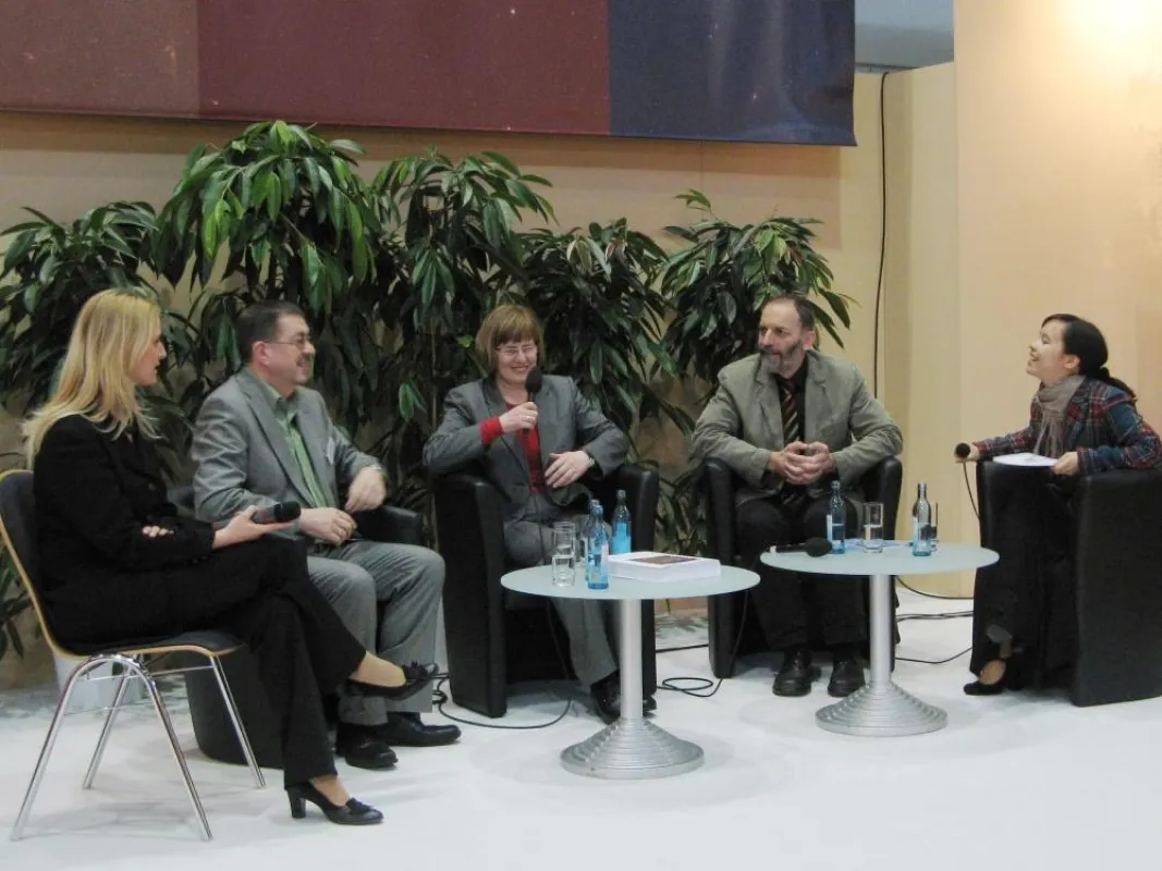 Podiumsdiskussion zur Leipziger Notenspur auf der Buchmesse am 21. März (v.l.n.r.): P.Grunwald, J.Großpersky, E.Fontana, W.Schneider, R.Thi. Foto: Notenspur-Initiative