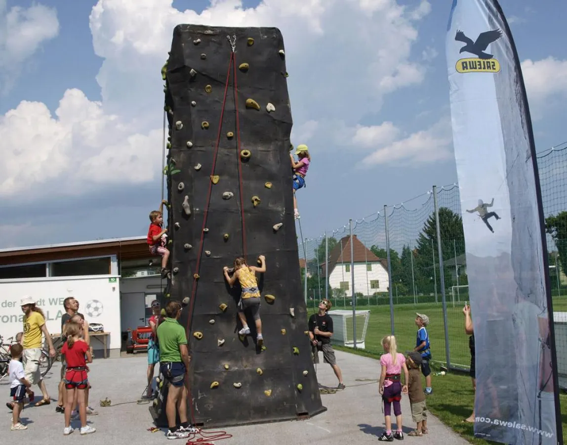 Beim Kindelklettertag von SPORT 2000 bewiesen kleine Kletterer großen Mut.