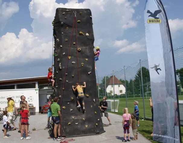 Bild: SPORT 2000: Kleine Kletterer bewiesen großen Mut