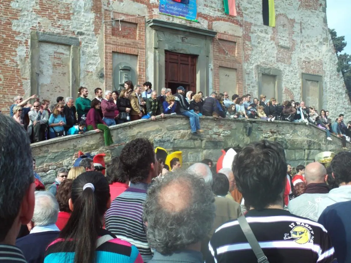 Italiener reden gerne und viel, und schätzen es sehr, wenn sich ausländische Besucher bemühen mit ihnen italienisch zu sprechen. Schön, wenn Sie es können. Foto Rogaia: Tulpenfest in Castiglione del L
