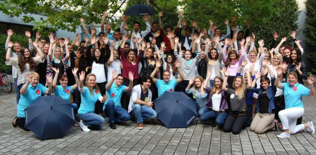 Mit Elan in die Ausbildung ? die neuen Auszubildenden der Münchner Accor-Hotels mit ihren ?Teamern?.