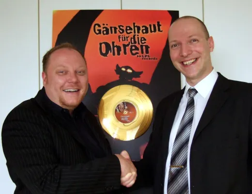 Bild: Goldene Schallplatte für 200.000 verkaufte Hörbücher