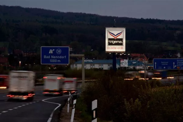 Bild: Standortpolitik im Großformat – Trigema-Werbung an der Autobahn