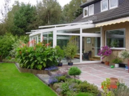 Bild: Mit der richtigen Pflege kann der Wert und die Freude an Wintergarten oder Überdachung erhalten werden