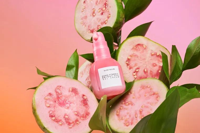 Strahlende Augen für alle - mit der neuen Guava Vitamin C Bright Eye Gel Cream von Glow Recipe Bild: Strahlende Augen für alle - mit der neuen Guava Vitamin C Bright Eye Gel Cream von Glow Recipe