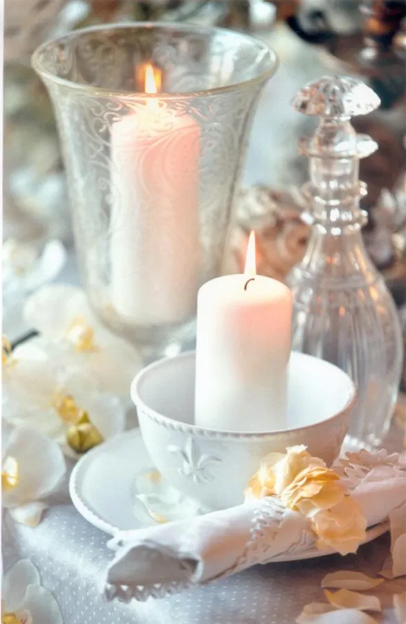 Weiße Stumpen-Kerzen in RAL-Qualität zur Hochzeit. Foto: Gütegemeinschaft Kerzen/ Uschi von Fellner