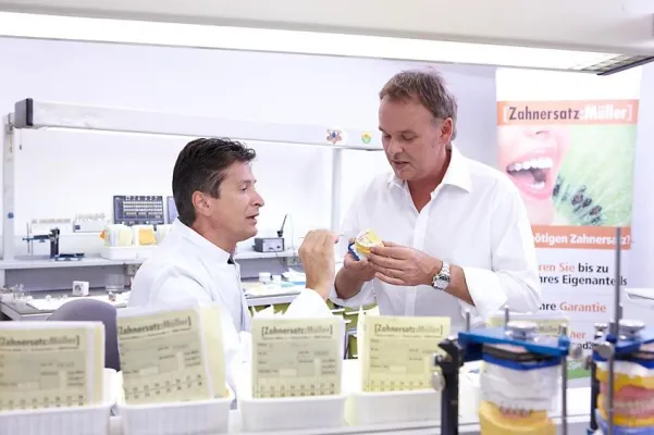 Bild: Zahnersatz Müller mit PatientenCard am „Zahn der Zeit“