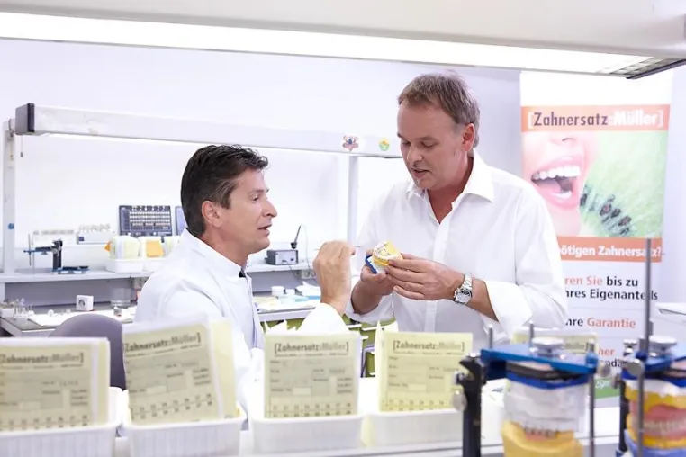 Bild: Zahnersatz Müller mit PatientenCard am „Zahn der Zeit“