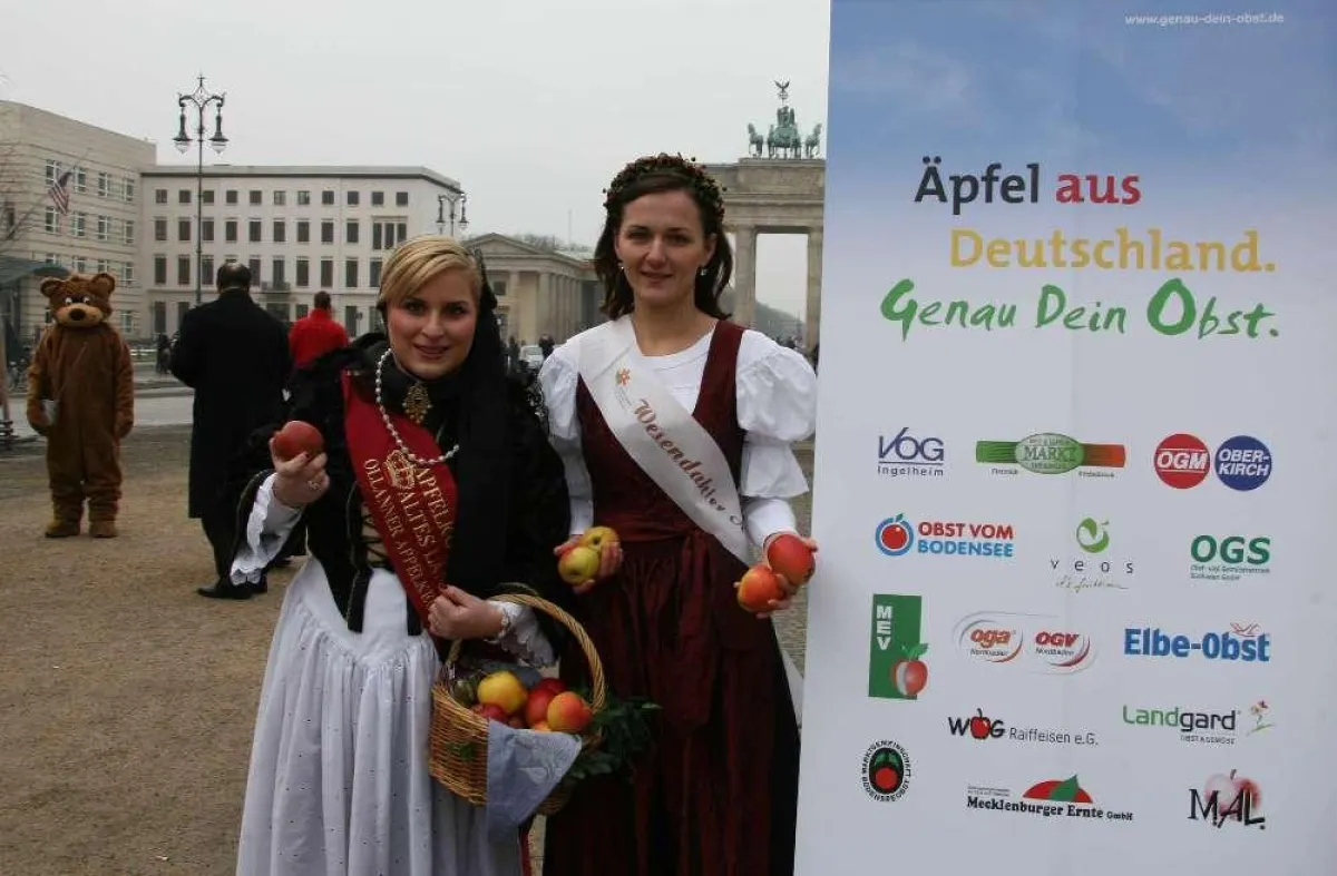 Apfelköniginnen Elena und Cathleen mit den Äpfeln vor dem Brandenburger Tor