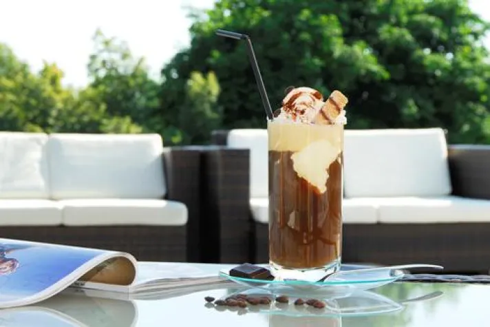 Bild: Der Expertentipp im Juli - Was bewirkt ein Zusatz von Milch im Kaffee?