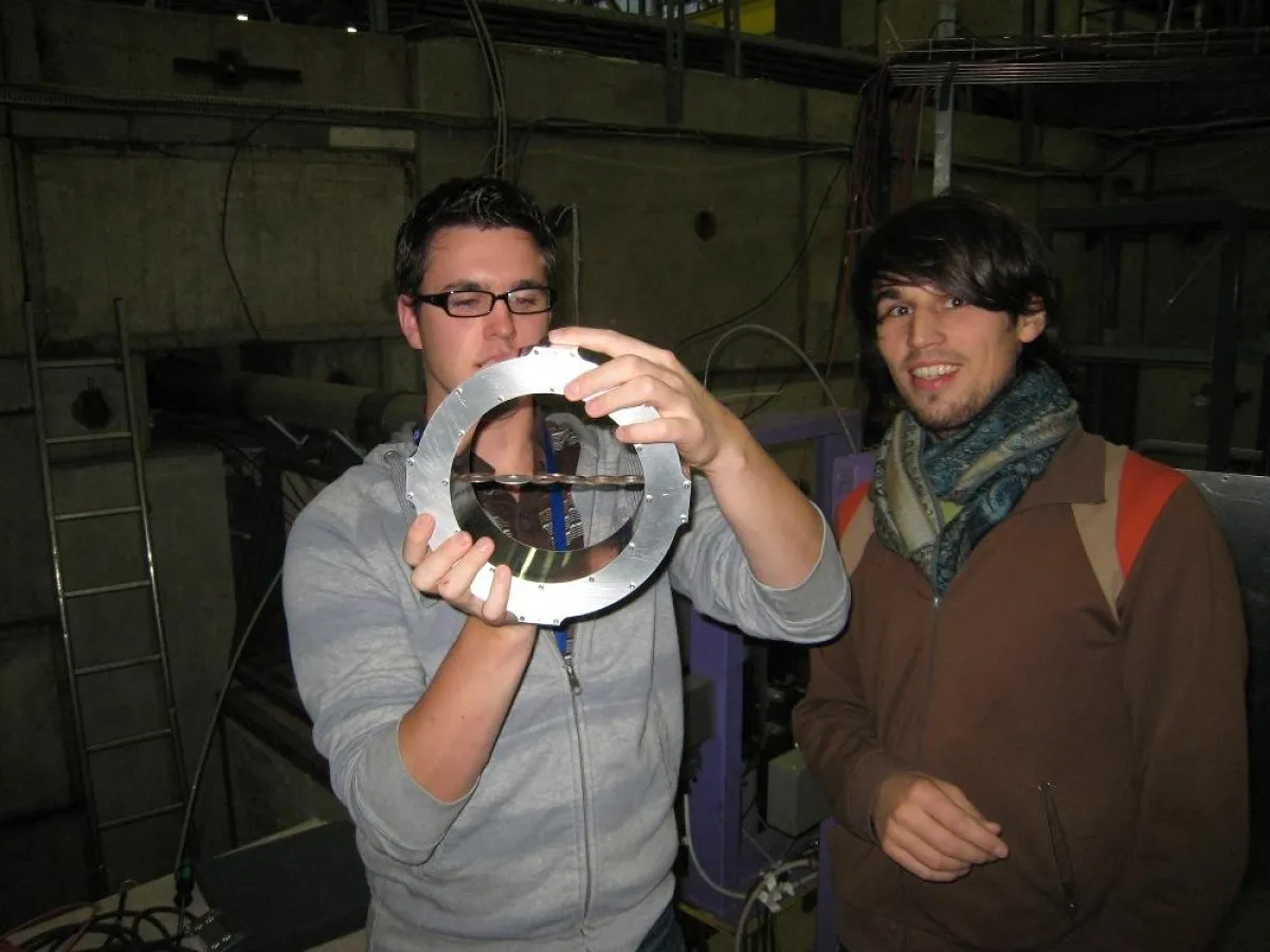 Studenten während der Arbeit mit dem PERDaix Magneten am Proton-Synchrotron, CERN