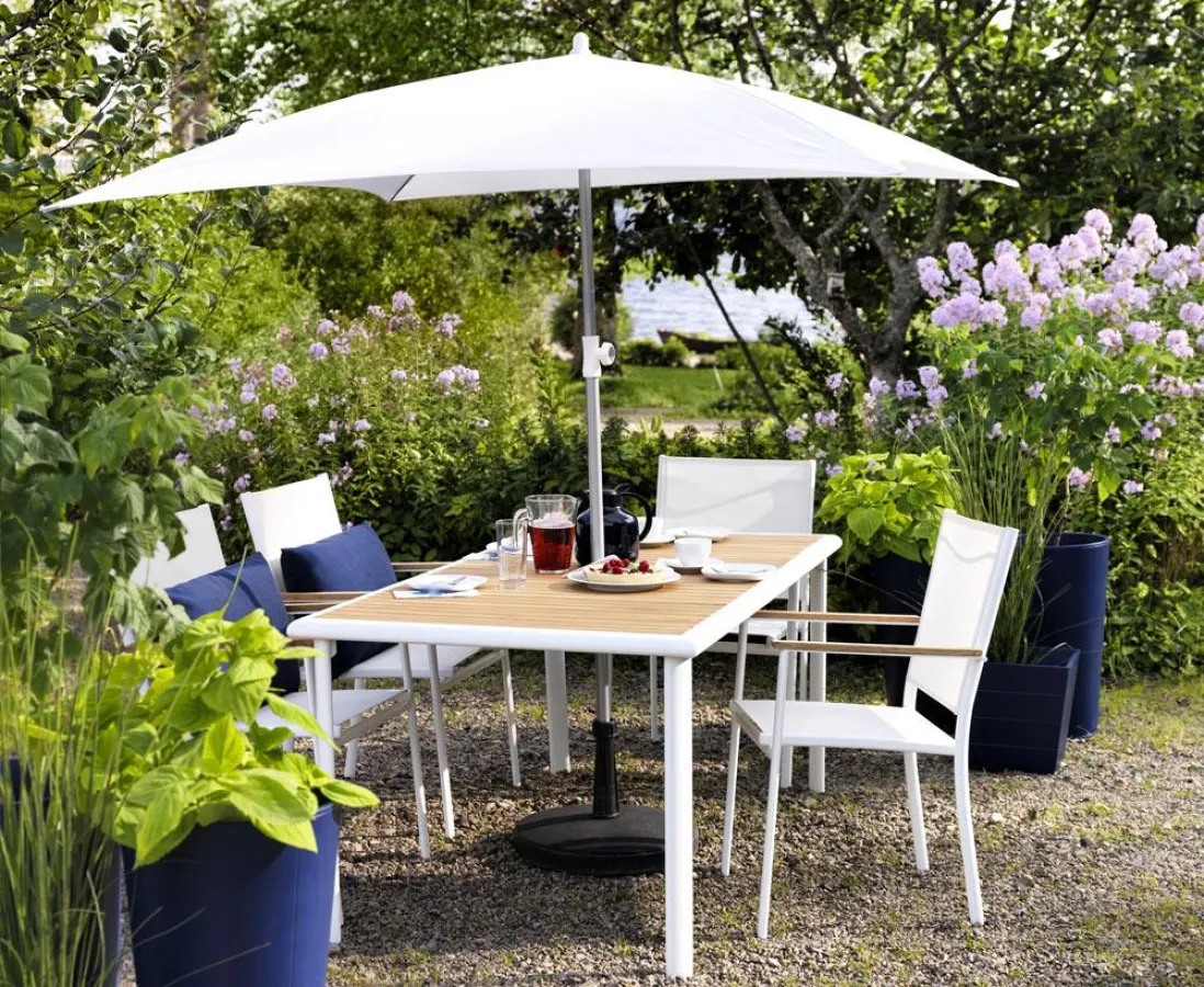 Mit ein wenig Pflege bleiben Gartenmöbel lange schön. Foto: Inter IKEA Systems B.V.