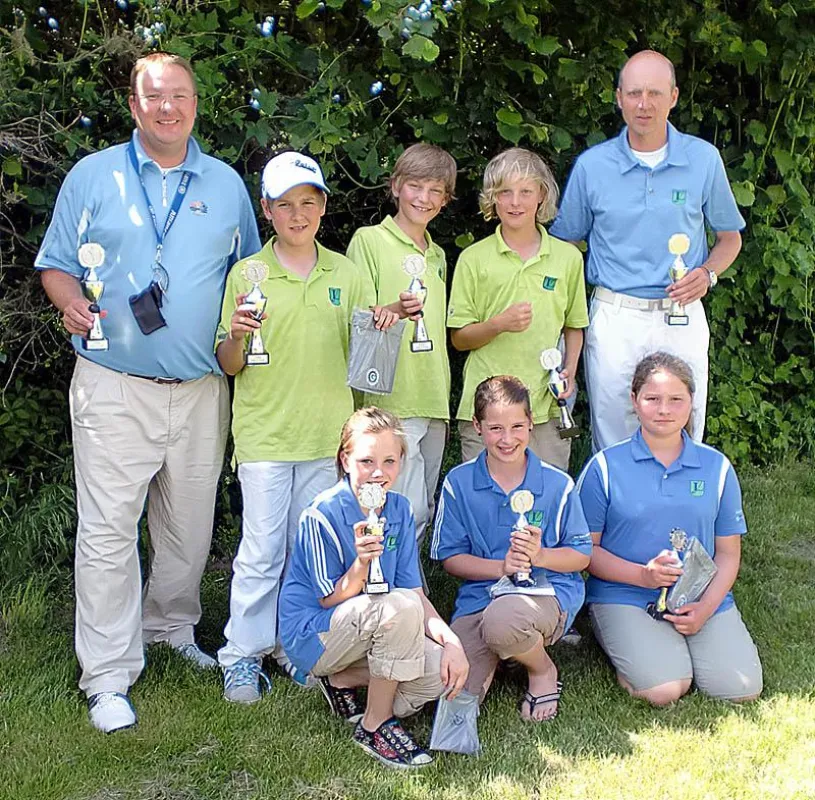 Die erfolgreiche Jugend aus dem Golfclub Langenhagen e.V. mit Betreuer Axel Kornack und Trainer Ulrich Schäring.