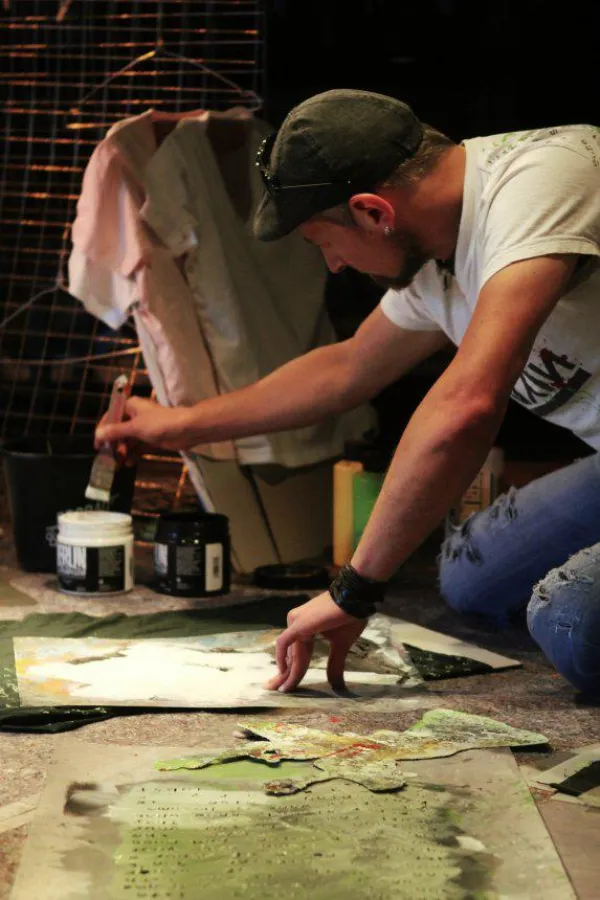 Gekonnt bemalt Gabriel Bur in seiner Schablonentechnik Textilien. Foto: André Schäfer, ncnc