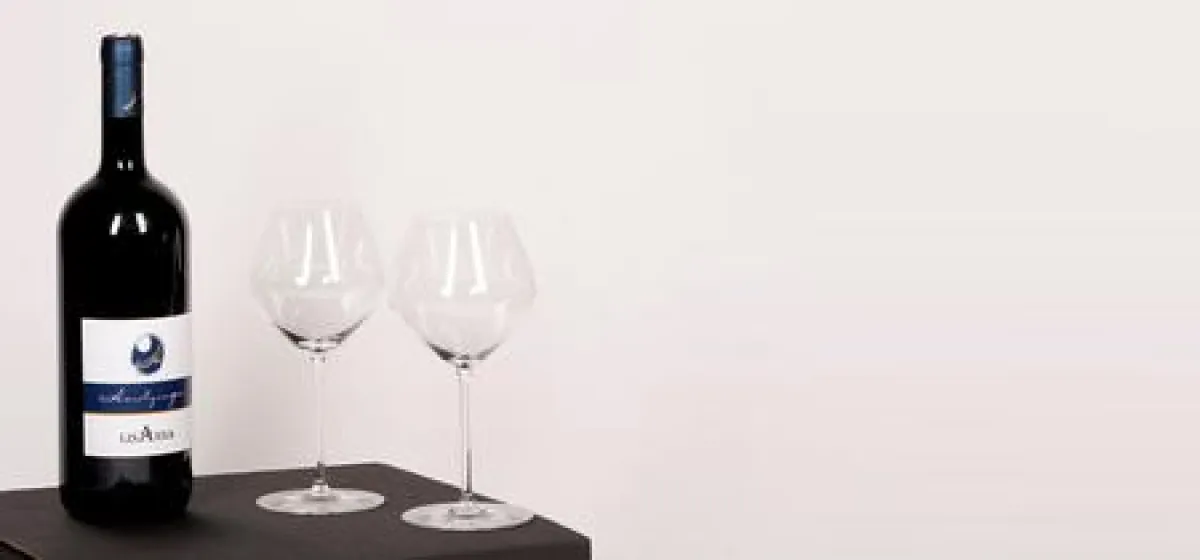 Ein schönes Weihnachtsgeschenk: Eine Magnumflasche Rotwein und zwei mundgeblasene Gläser / Foto: oezelt.com