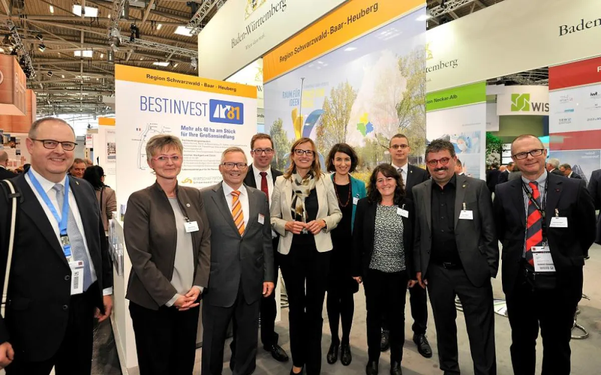 Auch die Politik zeigt Interesse: Staatssekretärin Katrin Schütz (5. von links) mit den Ausstellern