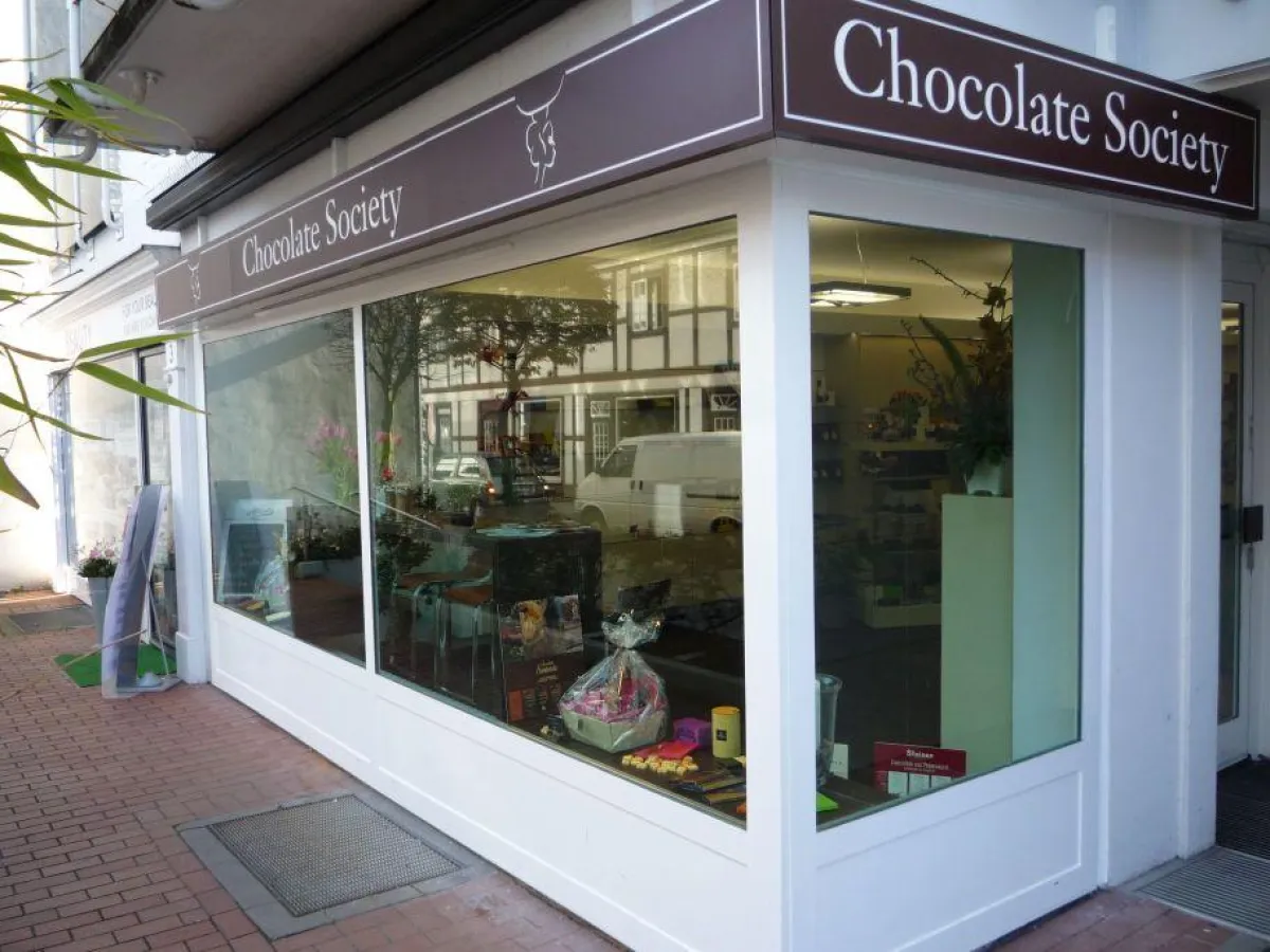 Die Chocolate Society an der Außenalster lädt zum Verweilen auf eine heiße Schokolade ein.