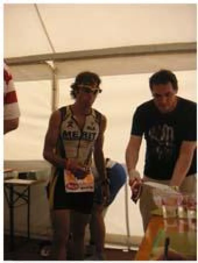 Der härteste Teil eines Ironman Triathlons: Blutabnahme im Dienste der Wissenschaft.