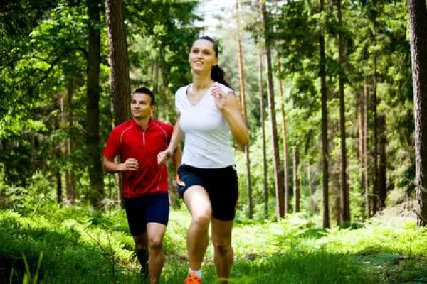 Bild: Gesund abnehmen in der freien Natur mit dem JogStyle von Omron