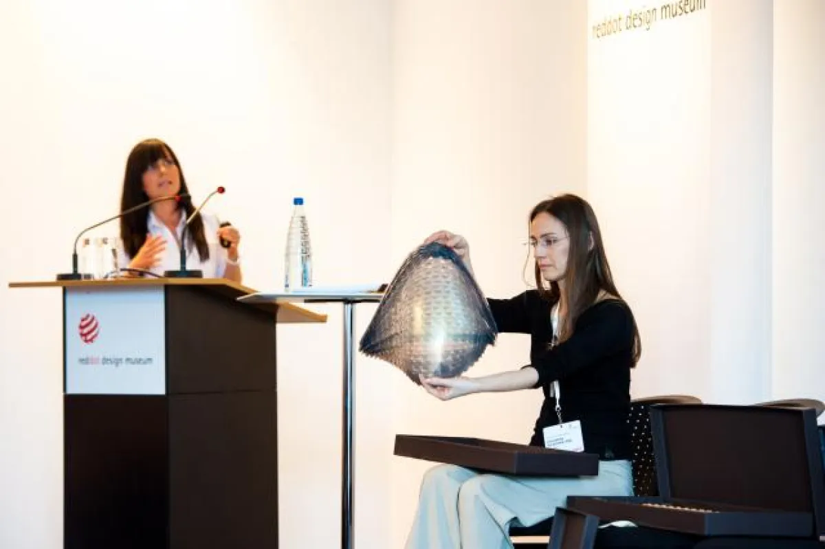 Zsuzsanna Szentirmai-Joly aus Ungarn bei der Präsentation ihrer innovativen Material-Kollektion