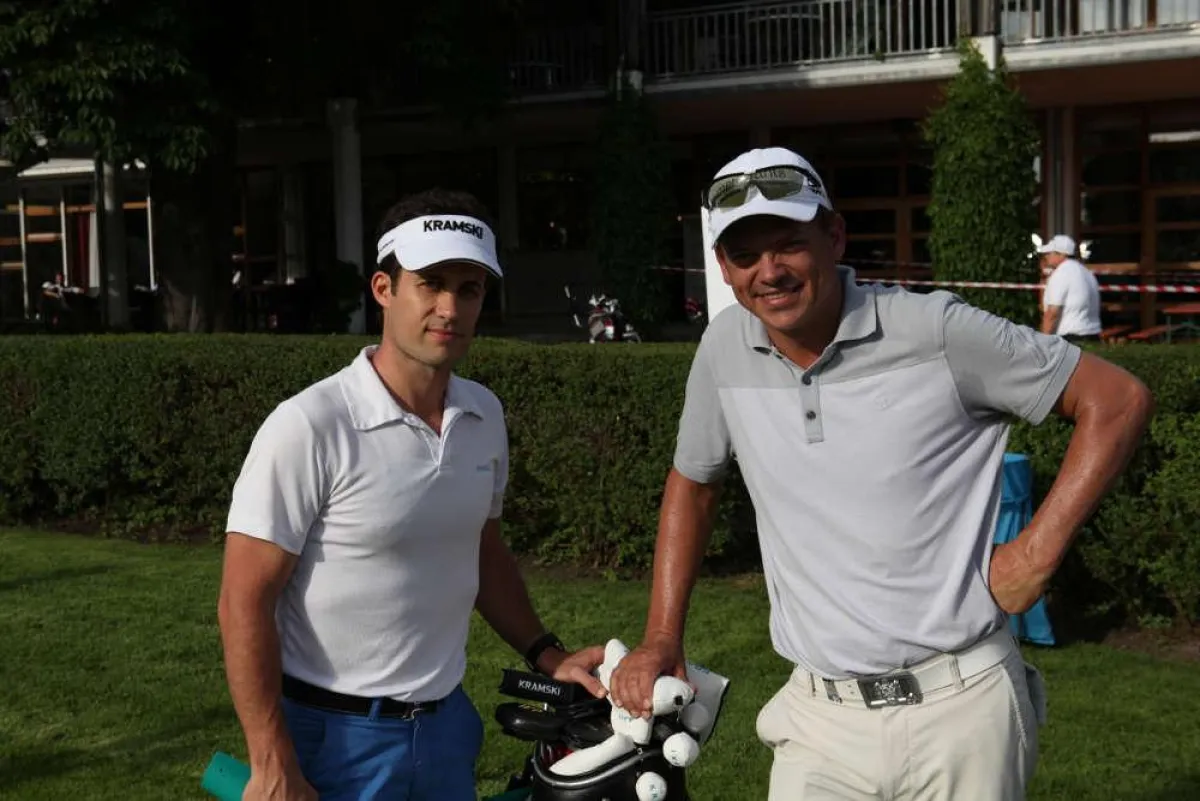 Masterfitter Michael Torres mit Spitzenspieler Tjaart van der Walt