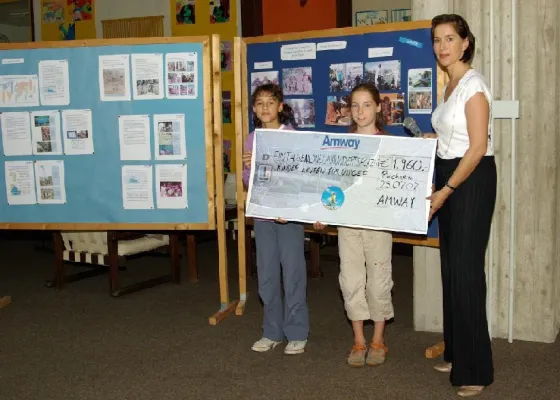 Bild: „Kinder laufen für Kinder“ an Puchheimer Grundschule - Amway spendet einen Euro pro gelaufener Runde an UNICEF