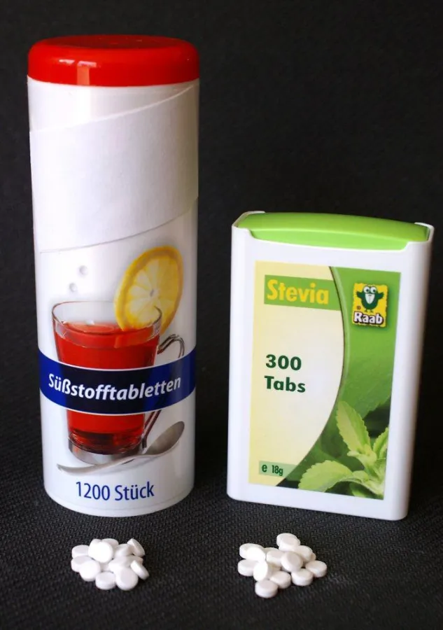 Stevia wird in Spendern verkauft, die herkömnmlichen Süßstoffspendern ähneln.