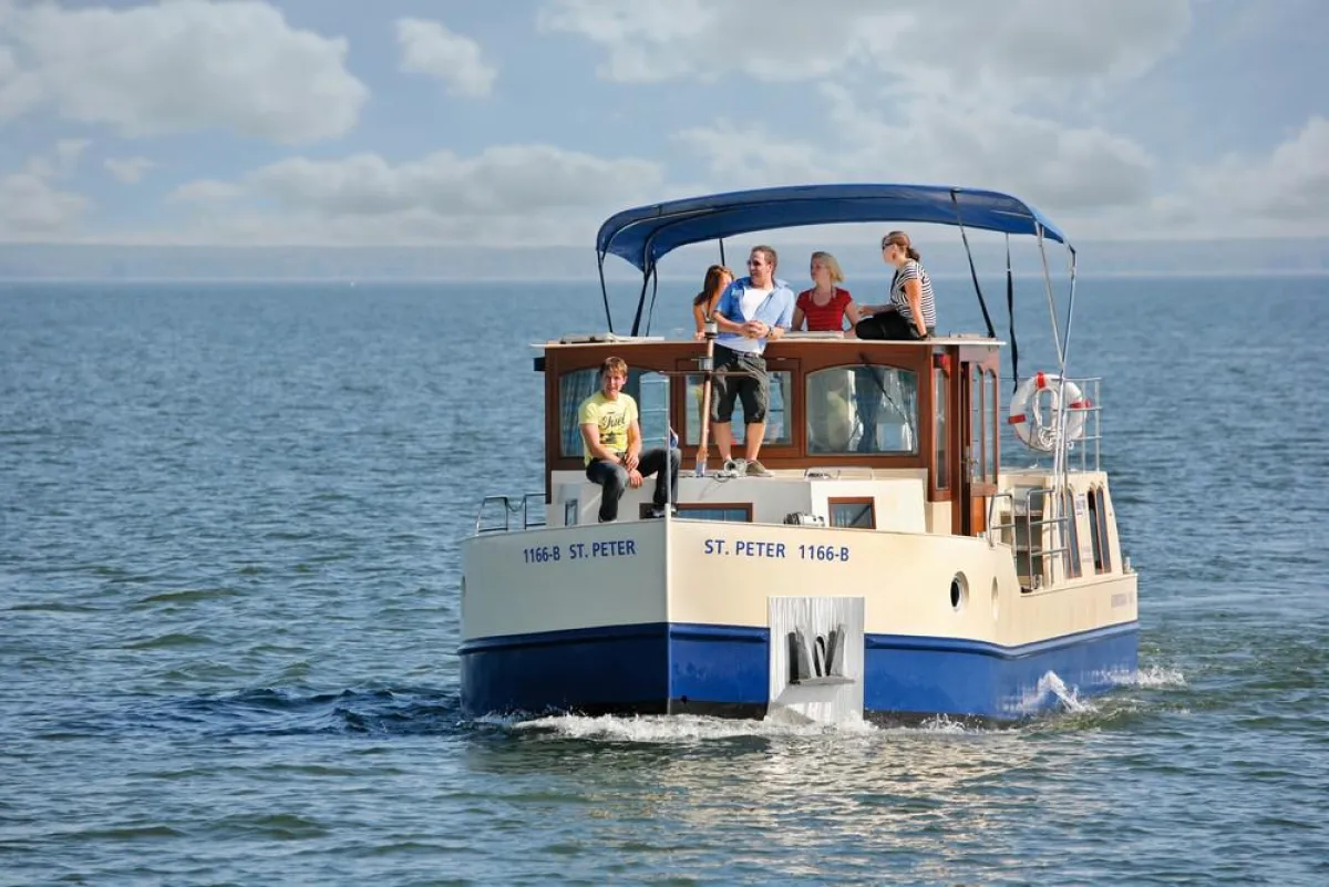 Unternehmen Sie auf Ihrer nächsten Klassenfahrt eine Hausboottour!