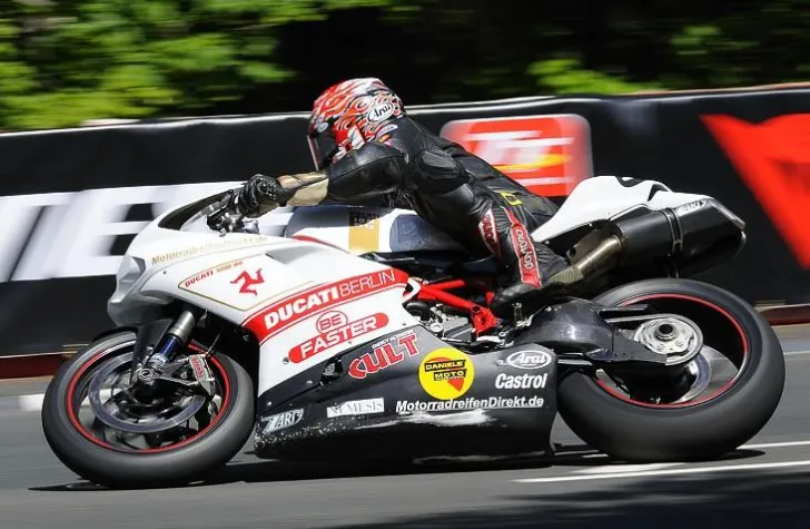 Bild: MotorradreifenDirekt.de bei der "TT"