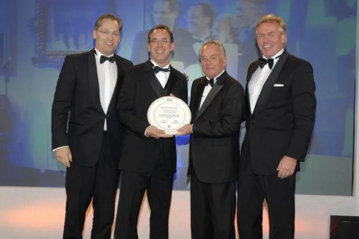 Robert Braithwaite (2 v.r.), Sunseeker Gründer, überreicht den Award an das Team von Sunseeker Germany