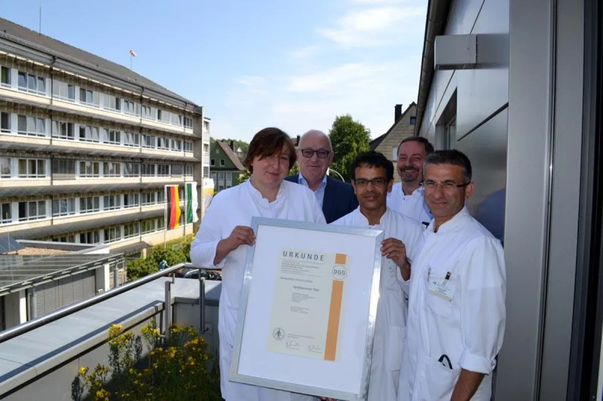 Das ärztliche Team des Gefäßzentrums freut sich mit Geschäftsführer Wolfgang Nolte über die erreicht