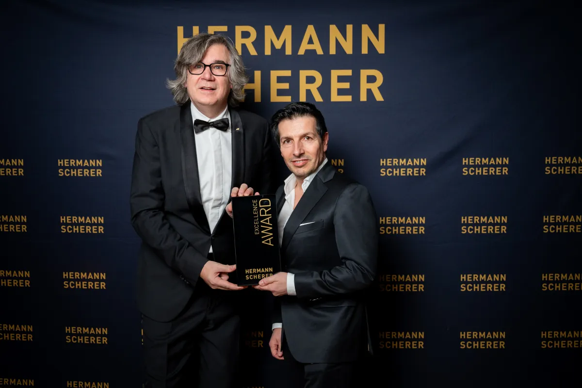 Hermann Scherer überreicht den Excellence Award an Nick Dask. (© Justin Bockey) (© Die Verwendung von Text und Bildern ist honorarfrei. © Justin Bockey)