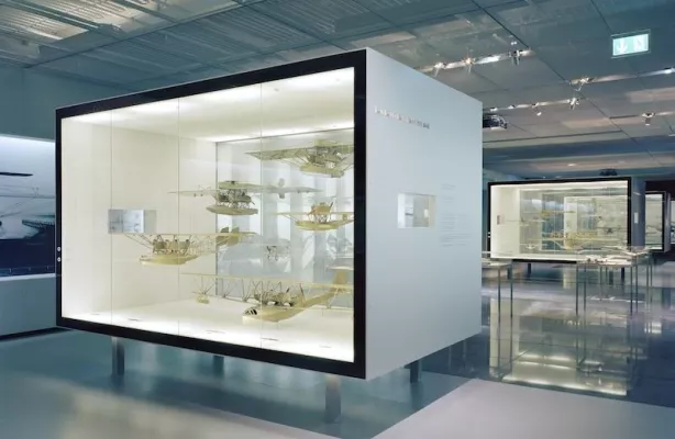 Bild: Begehbarer Glasboden und interaktive Glasvitrinen im Dornier Museum Friedrichshafen