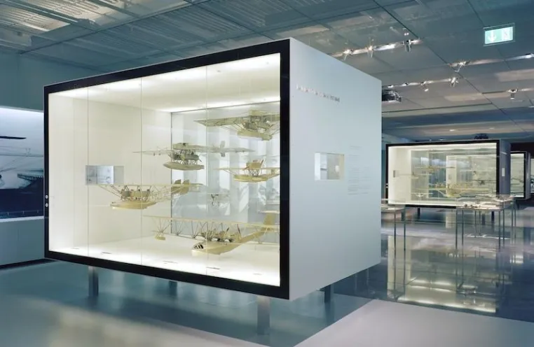Bild: Begehbarer Glasboden und interaktive Glasvitrinen im Dornier Museum Friedrichshafen