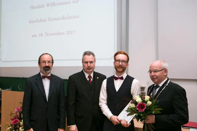 Bild: Absolvent der HfTL erhält IfKom-Preis