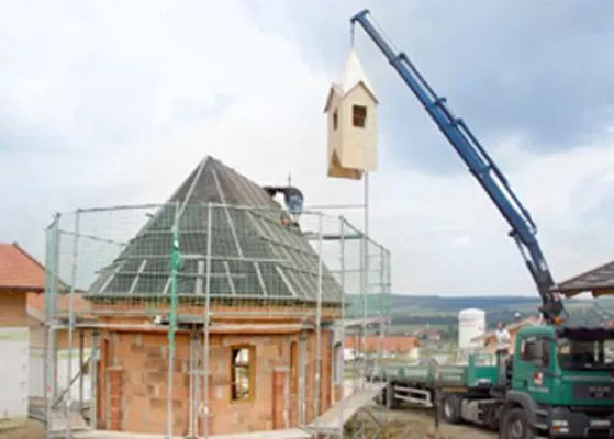 Bild: Komfort-Campingplatz sogar mit eigener Kapelle