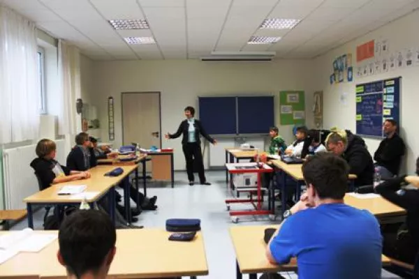 Rollentausch: Ulrike Müller, MdL besucht Philipp-Neri Schule in Kempten Bild: Rollentausch: Ulrike Müller, MdL besucht Philipp-Neri Schule in Kempten