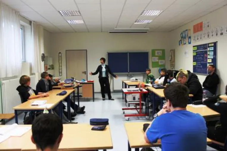 Rollentausch: Ulrike Müller, MdL besucht Philipp-Neri Schule in Kempten Bild: Rollentausch: Ulrike Müller, MdL besucht Philipp-Neri Schule in Kempten