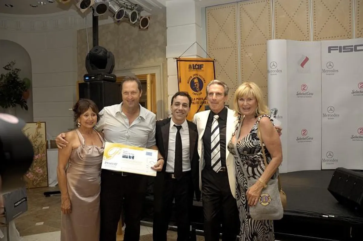 v.l.n.r.: Gewinner, Spender und Organisatoren freuen sich über den Erfolg