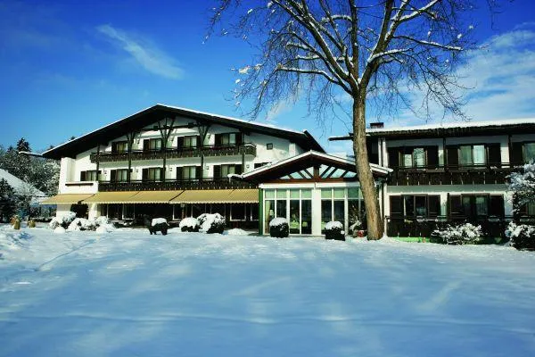 Bild: Zimt-Peeling, Lebkuchen-Massage und Zithermusik vorm offenen Kamin: Advent im Alpenhof Murnau