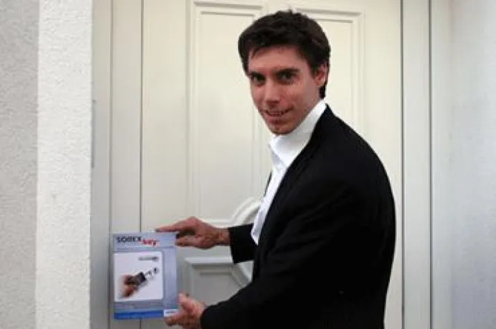 Das eigene Handy sperrt Haus- oder Wohnungstür Bild: Das eigene Handy sperrt Haus- oder Wohnungstür