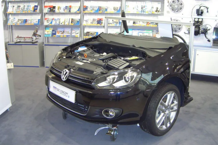 Bild: Christiani auf der automechanika 2012: praxisnahes Lernen an Originalkomponenten aus der Fahrzeugindustrie