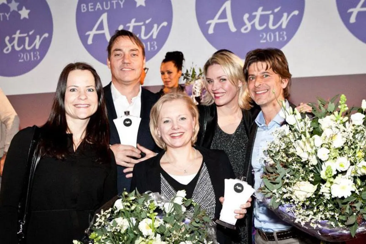 ‚Gladskin‘ nimmt zusammen mit anderen Preisträgern seinen Astir Award entgegen