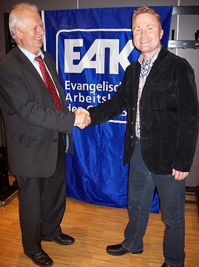 EAK-Landesvorsitzender Hans-Michael Bender, Karlsruhe, gratuliert David Müller, Winnenden, zur Wahl in den EAK-Landesvorstand