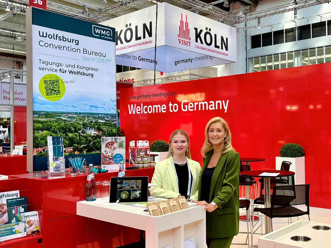 v. l. Sophie Angermann und Ines Simon vom Wolfsburg Convention Bureau auf der IMEX in Frankfurt (© WMG Wolfsburg)