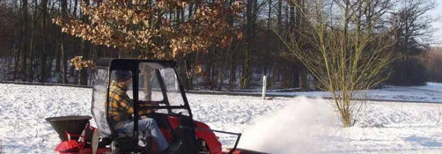 Bild: Den Winterdienst trocken und warm erledigen: Traktorkabine von ECHO Motorgeräte